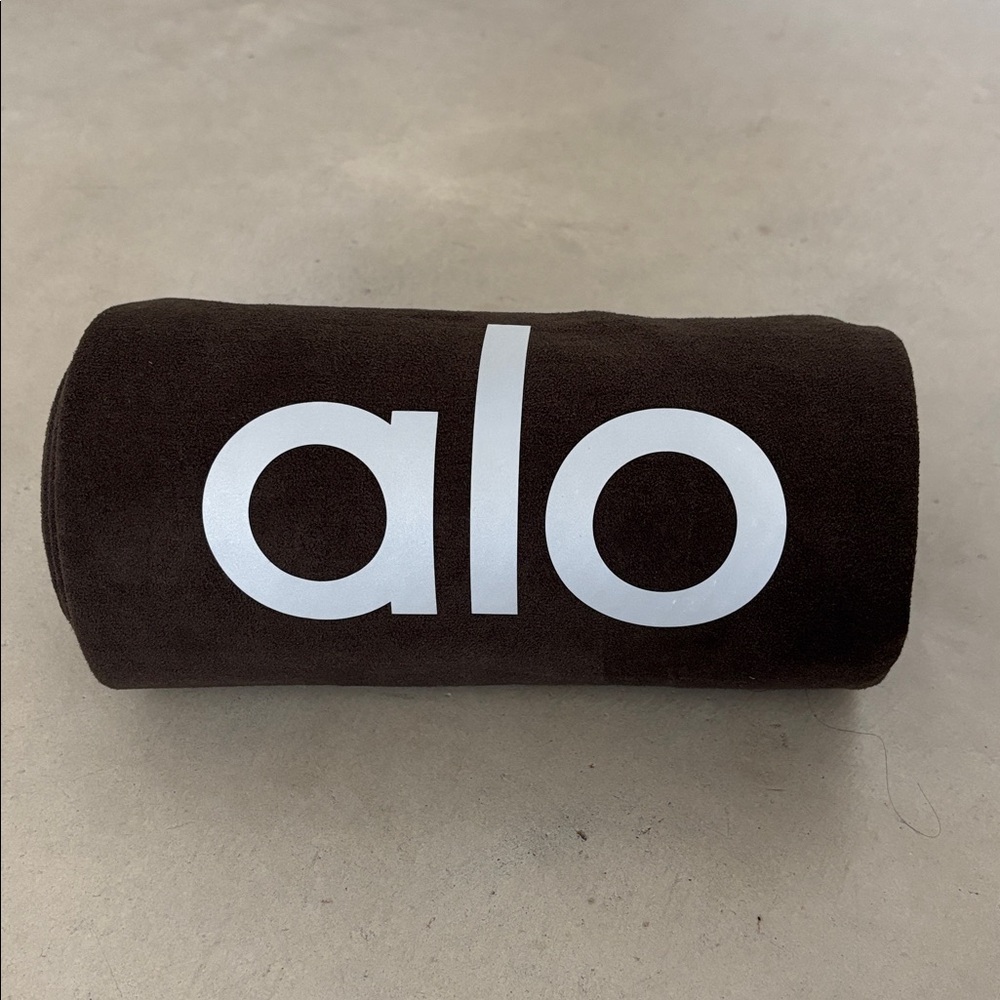 New Alo Yoga Grounded No-Slip Towel in Espresso